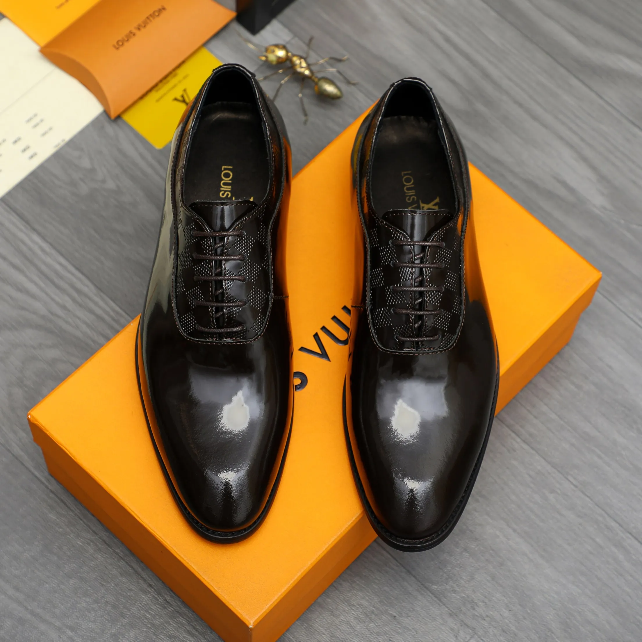 Men's shoes 💰p460 Product trademark: LV (Louis Vuitton) business lace-up leather shoes True size: 39-44 Product material: Selected lacquered cowhide stitching with classic plaid embossed upper, cowhide lining, original rubber outsole